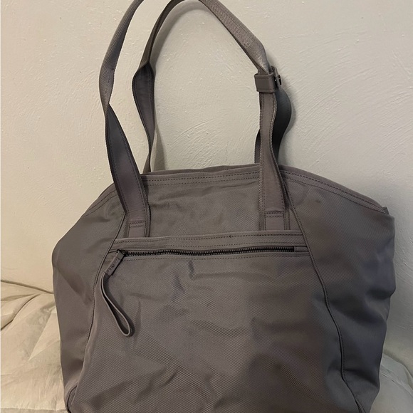 LULULEMON  free To Be Large 
Free To Be Gym / travel Bag in Dark Chrome Gray - Picture 5 of 10